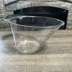 Pampered Chef 4 cups measuring cup. Great condition. Plastic material
